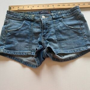 EUC Levi's Juniors Size 1 Mid Rise Light Wash Blue Jean Shorts 28" Waist🔥🔥 (D2)